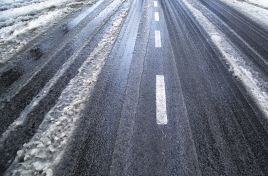 Atenţie şoferi! Două străzi din capitală sunt impracticabile din cauza gheţuşului