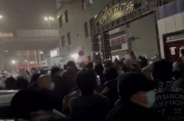 Proteste în China, în urma restricţiilor severe anti-COVID. Zece oameni au murit într-un incendiu, pentru că nu ar fi putut ieşi din case