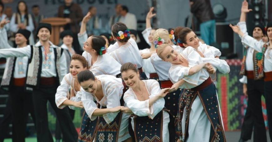 TRM - Festivalul Internaţional De Dans Popular A Reunit Zeci De Tineri ...