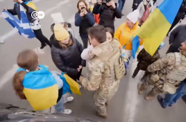 „Focus Europa”: Locuitorii oraşului Herson au întâmpinat soldaţii ucraineni