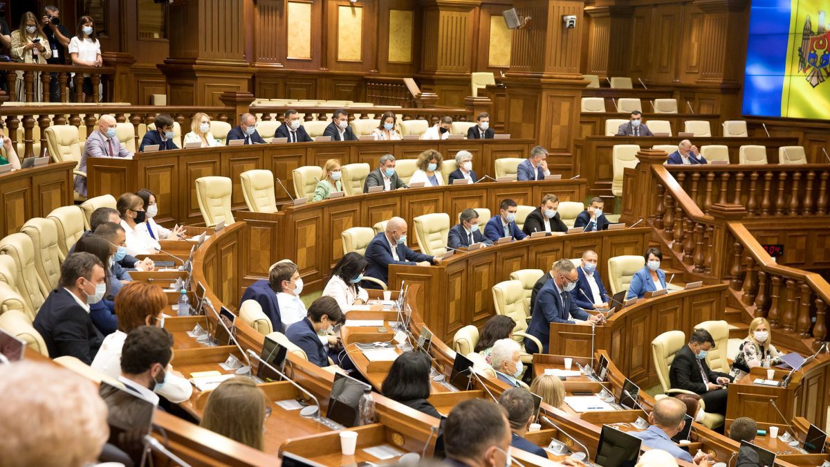 Представитель парламента. Депутаты это государственные служащие.