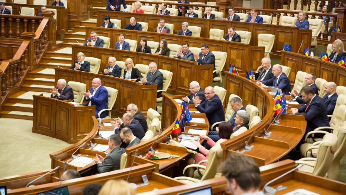 Парламент представляет. Депутаты пас голосуют в парламенте. 435 Человек в парламенте. Белецкий в парламенте. Почему в парламенте 450 депутатов.