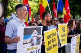 Protest in front of the Parliament: Protesters demand the resignation of the government and lower tariffs